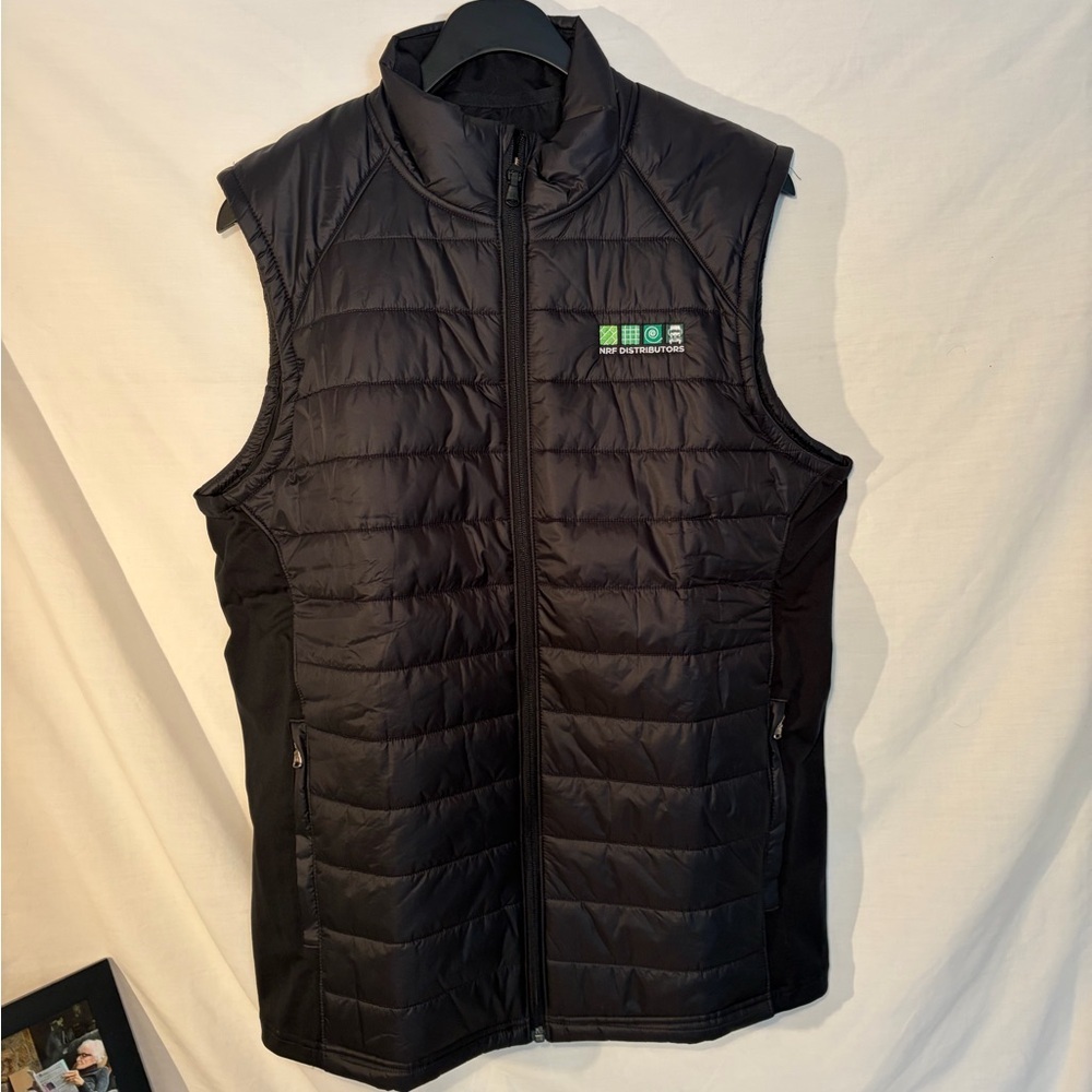 NWT Under Armour Black Quilted Men's Vest with business Logo size medium